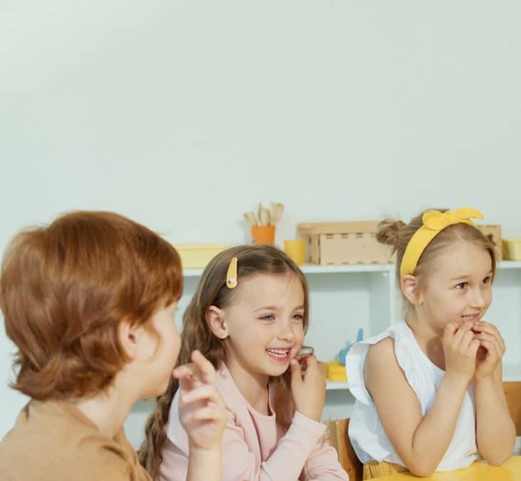 Co daje dziecku regularny kontakt z rówieśnikami na zajęciach językowych?